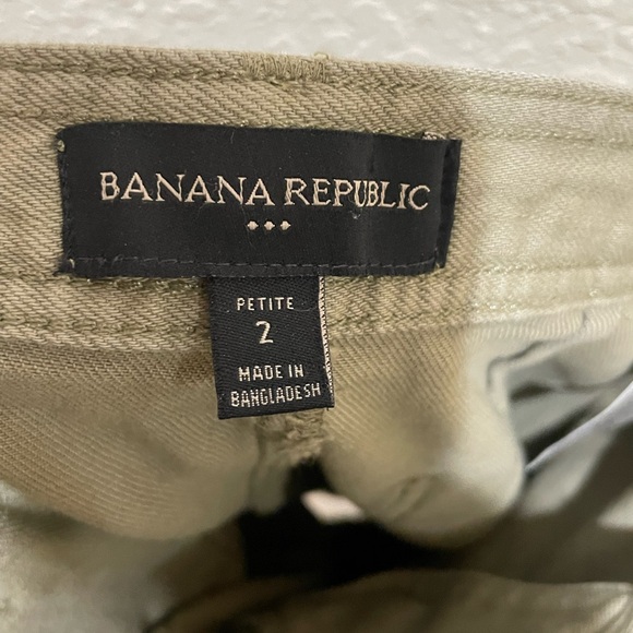 Banana Republic cargo capri in olive green/ sage color. Comes w/ matching belt. - Picture 8 of 16